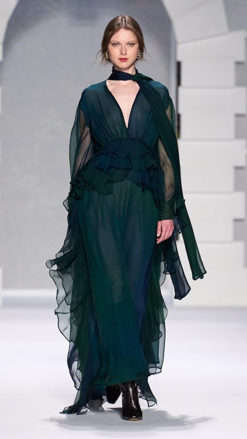 El "transformative teal" trae una elegancia con profundidad visual.