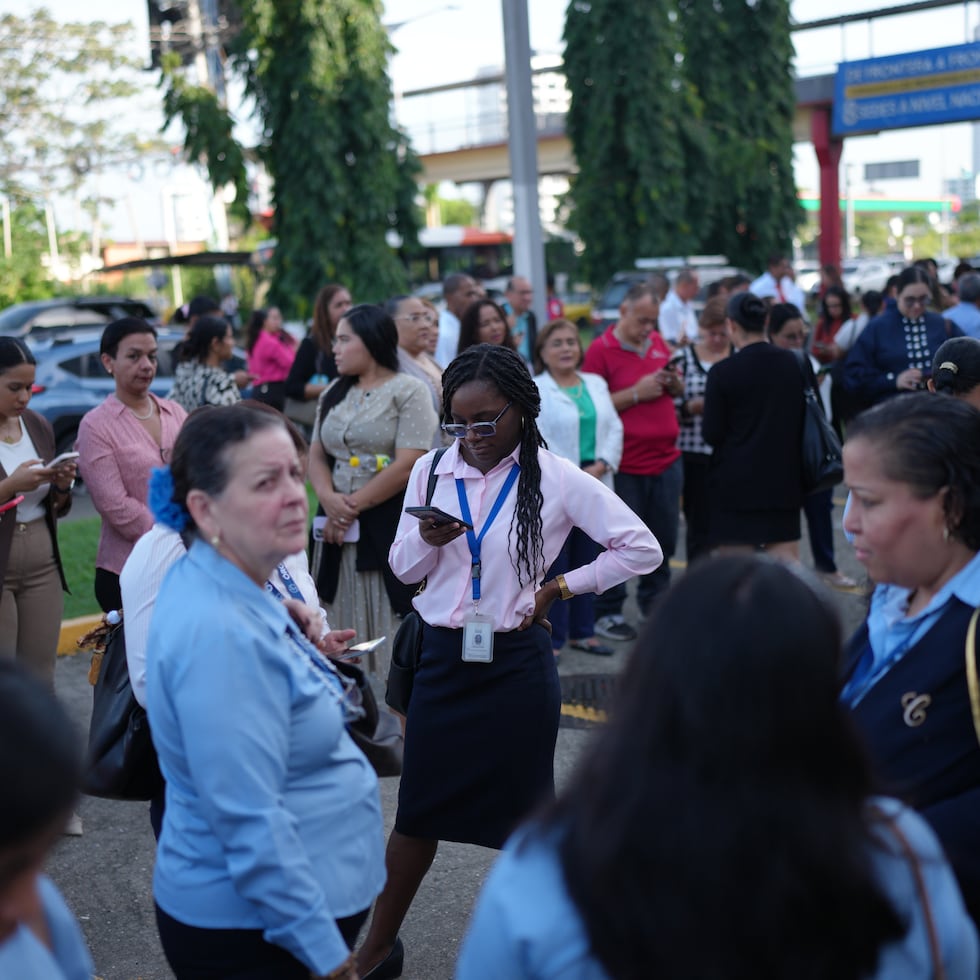 Empleados salieron de los edificios de oficinas en Ciudad de Panamá, tras sentir el fuerte sismo.