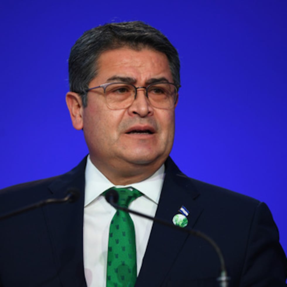 Juan Orlando Hernández enfrenta a cargos relacionados con un caso en el que se alega que una red de antiguos altos cargos, entre 2010 y 2013, participó en la ampliación y aprobación de desembolsos de fondos públicos a diversas fundaciones.
