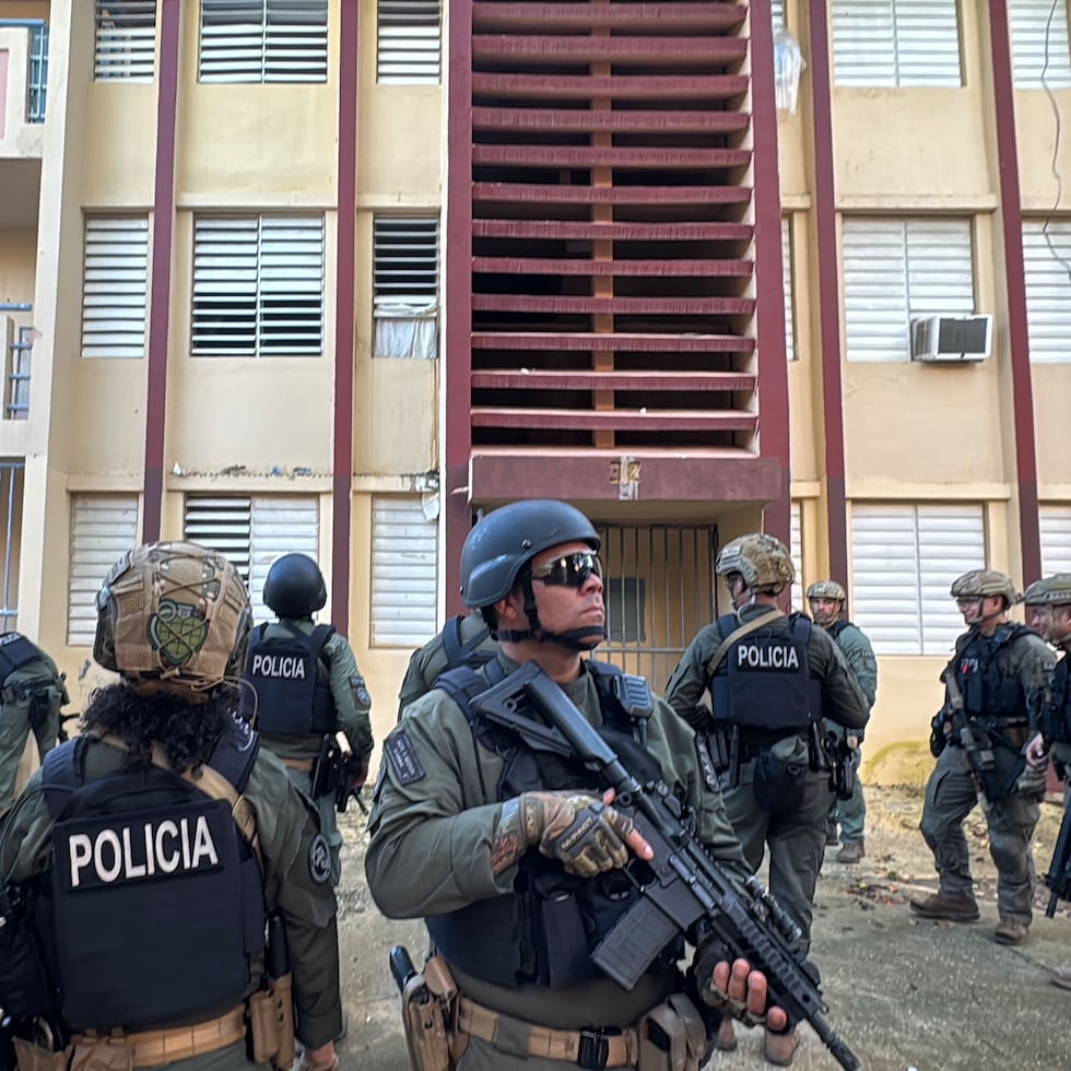 Durante un allanamiento este mes, la misma división arrestó a dos hombres que también eran empleados de la misma compañía que administra el residencial Ernesto Ramos Antonini