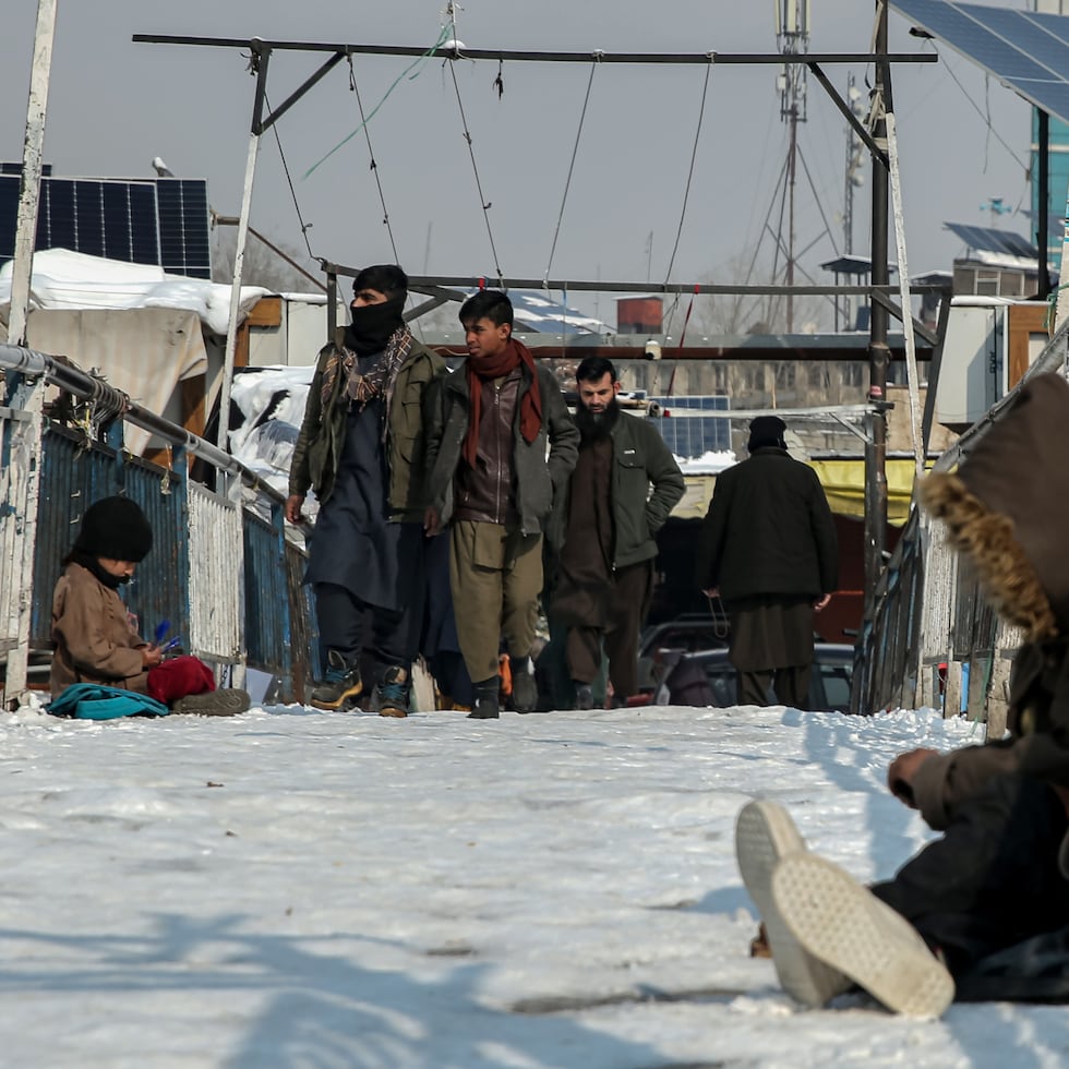 Fotografía de archivo muestra a personas en un lugar público en Kabul, Afganistán.