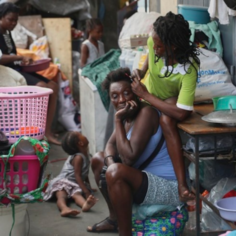 Desplazados por la violencia en Haití encuentran refugio y apoyo mutuo.