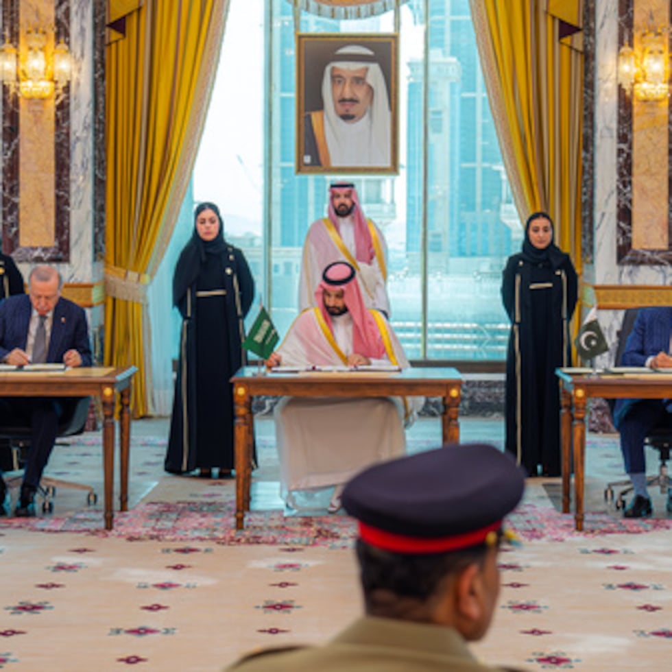 De izquierda a derecha, el presidente turco Recep Tayyip Erdogan, el príncipe heredero saudí Mohamed bin Salman y el primer ministro paquistaní Shehbaz Sharif firman un acuerdo de defensa tripartito el viernes 7 de agosto de 2026 en La Meca, Arabia Saudí.