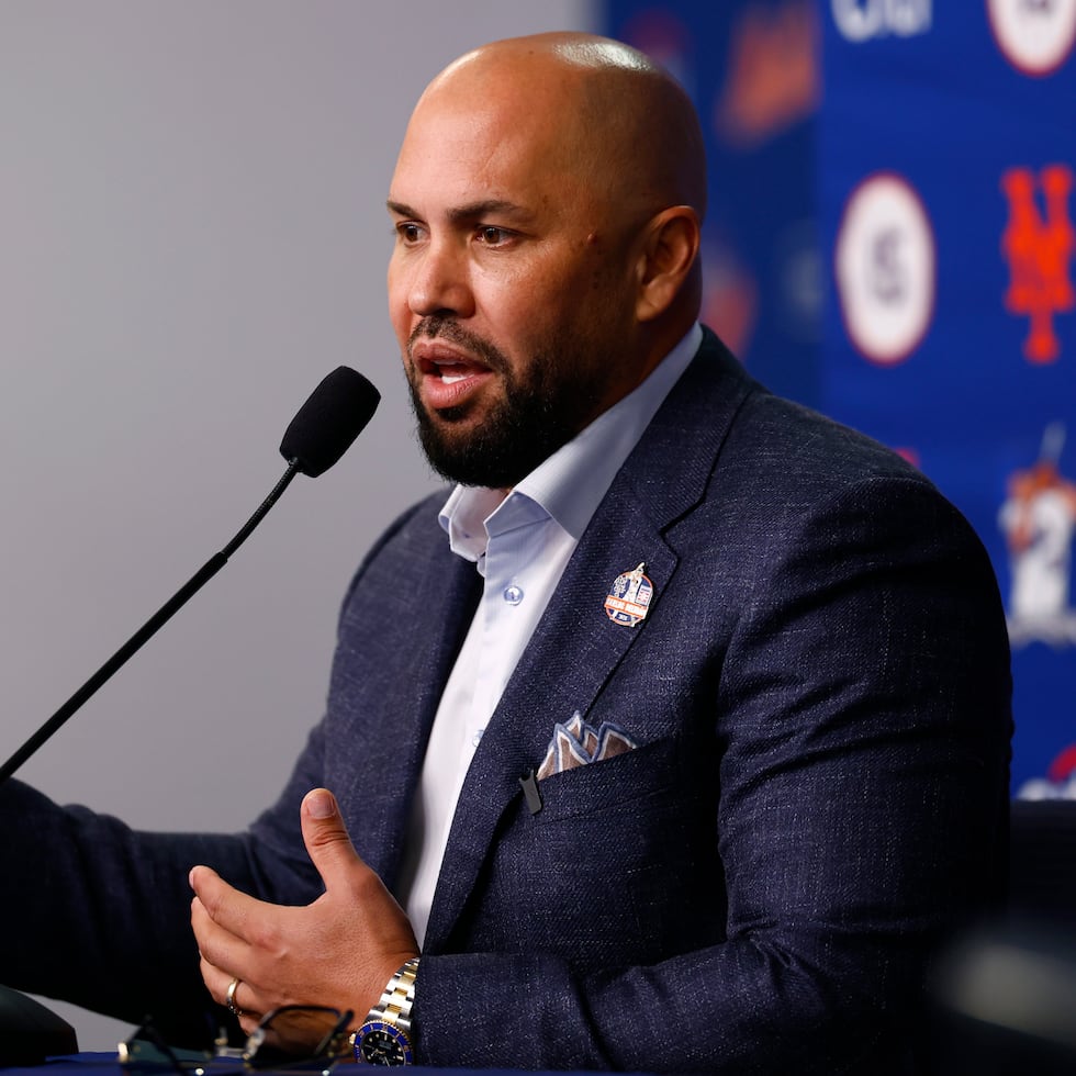 Carlos Beltrán atiende a la prensa previo a la ceremonia de exaltación de los Mets.