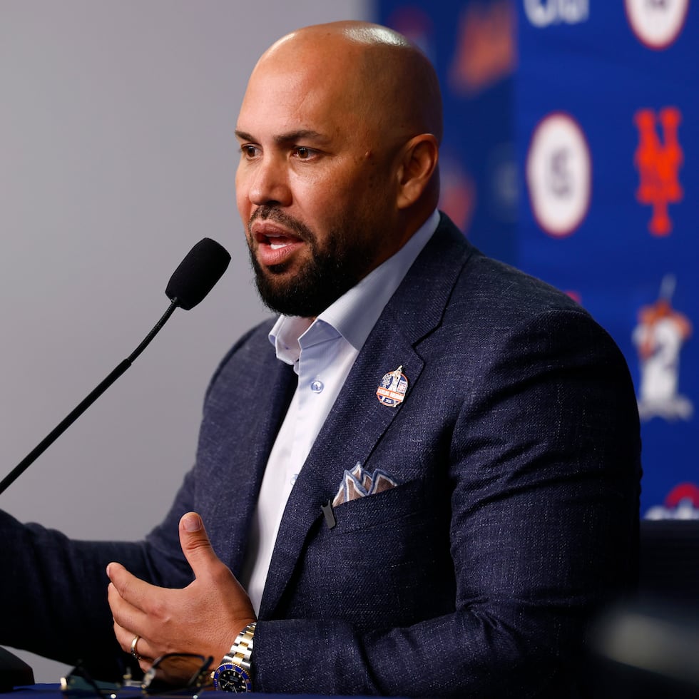 Carlos Beltrán atiende a la prensa previo a la ceremonia de exaltación de los Mets.