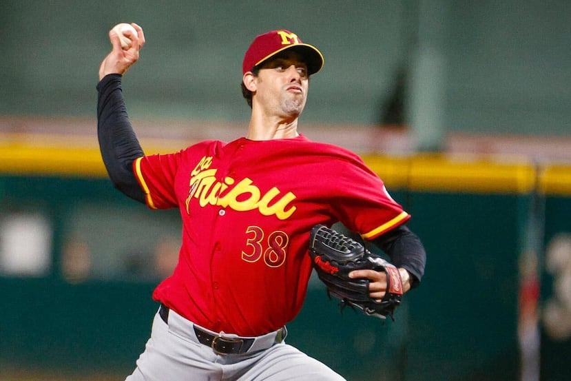 Jorge López en acción con los Indios de Mayagüez en la liga invernal.