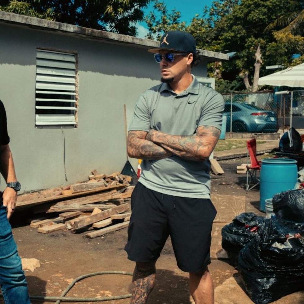 Javier Báez (derecha) reconoció que experiencias difíciles que vivió en su juventud facilitaron la conexión con las historias de los residentes la comunidad Villa 200.
