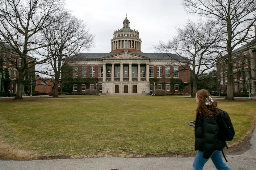Una estudiante camina cerca de la Biblioteca Rush Rhees de la Universidad de Rochester, el miércoles 22 de febrero de 2023.