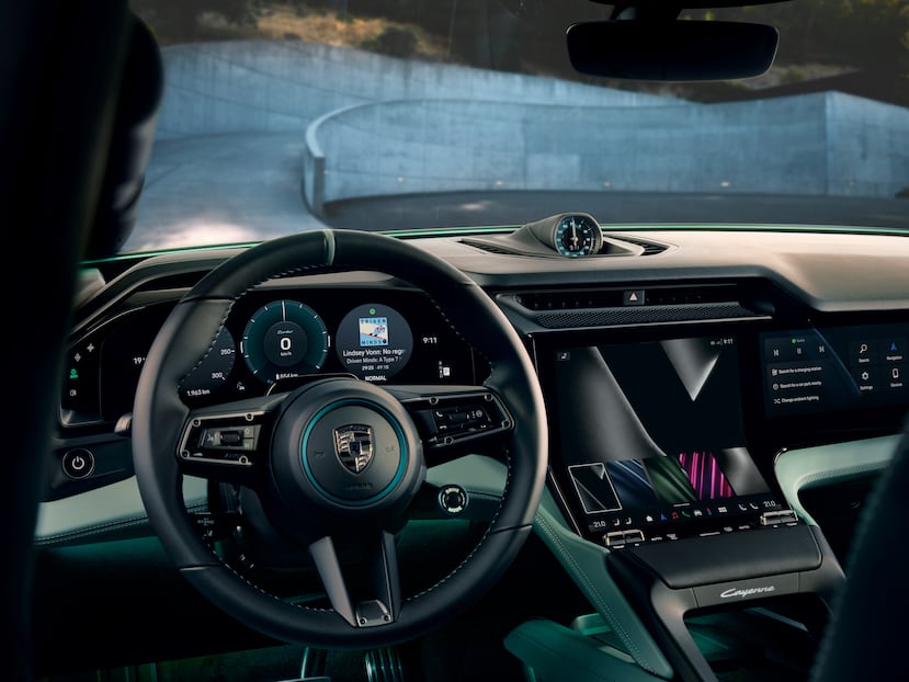 El nuevo Flow Display, la pantalla de mayor tamaño en un modelo Porsche, también transforma la experiencia de manejo.