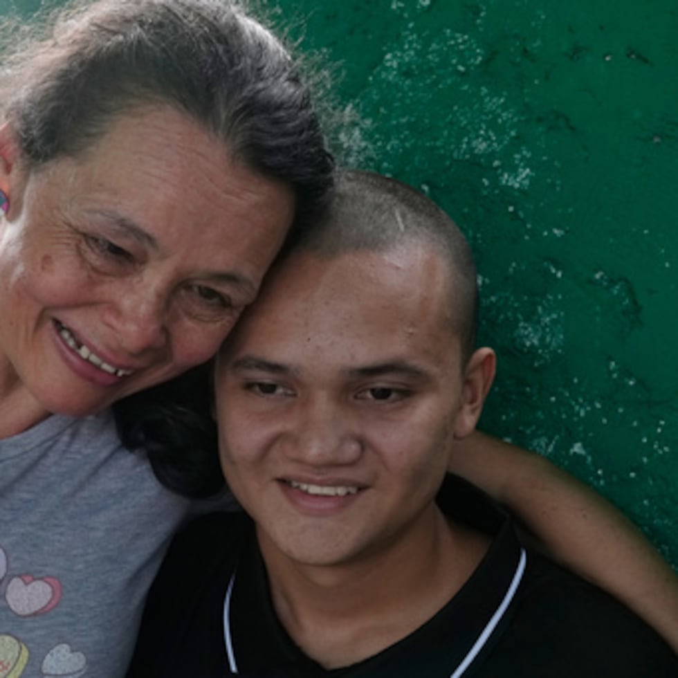 Una familiar abraza a Diógenes Angulo tras ser liberado de prisión el sábado 10 de enero de 2026, en San Francisco de Yare, Venezuela. Angulo había sido detenido dos días antes de las elecciones presidenciales de 2024.