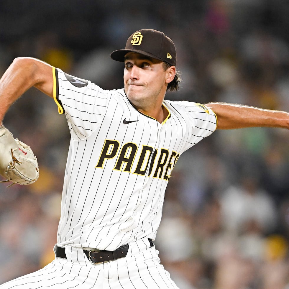 Kyle Hart lanza durante la octava entrada de un juego contra los Rockies de Colorado, el 13 de septiembre de 2025.