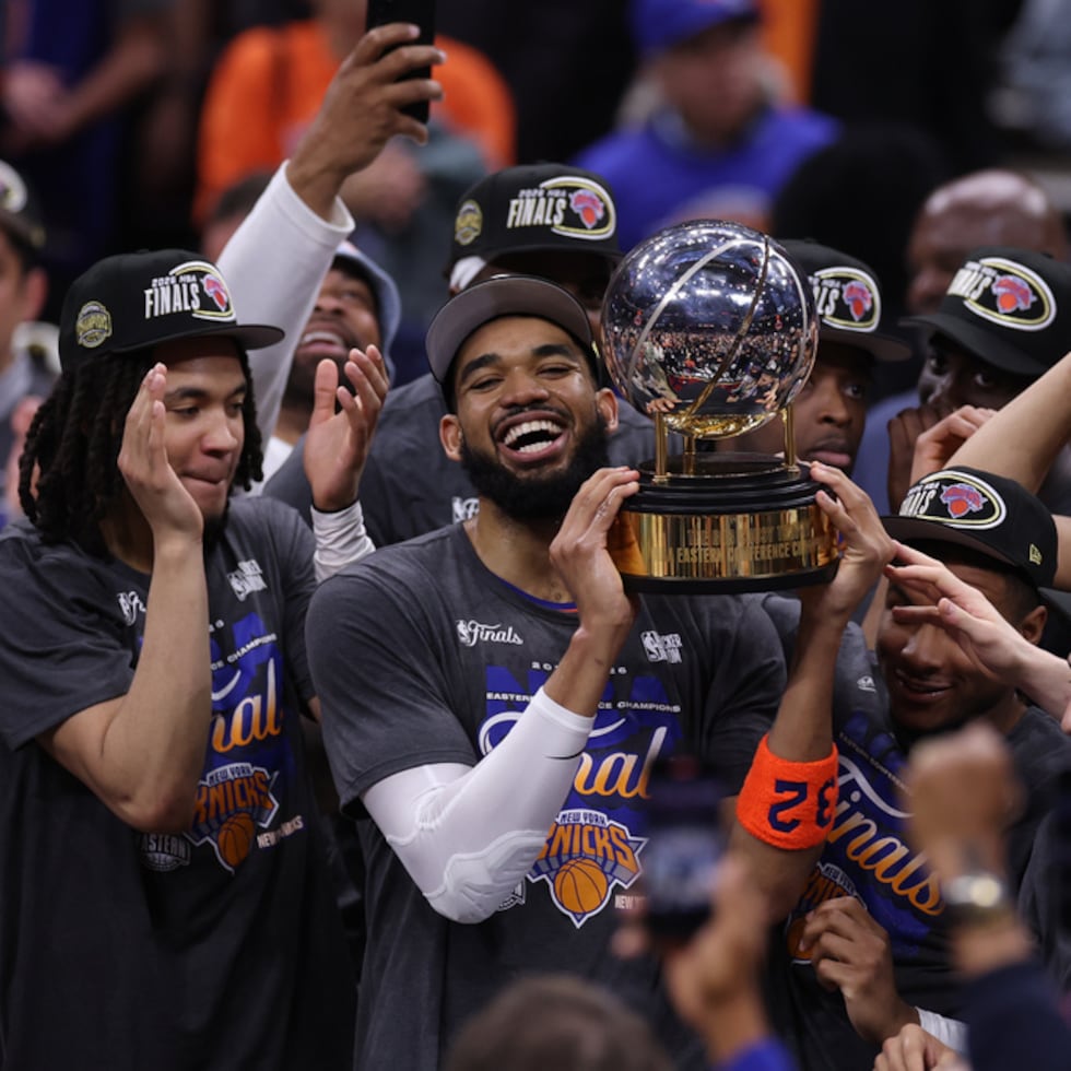 Karl-Anthony Towns, centro de los New York Knicks, y sus compañeros celebran tras ganar el Juego 4 de la final de la Conferencia Este de la NBA.