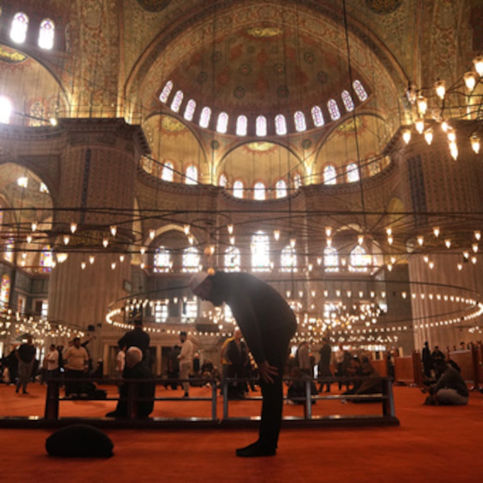 Musulmanes rezan en la mezquita azul, de la era otomana del sultán Ahmed en Estambul, antes de la visita del papa León XIV a Turquía.