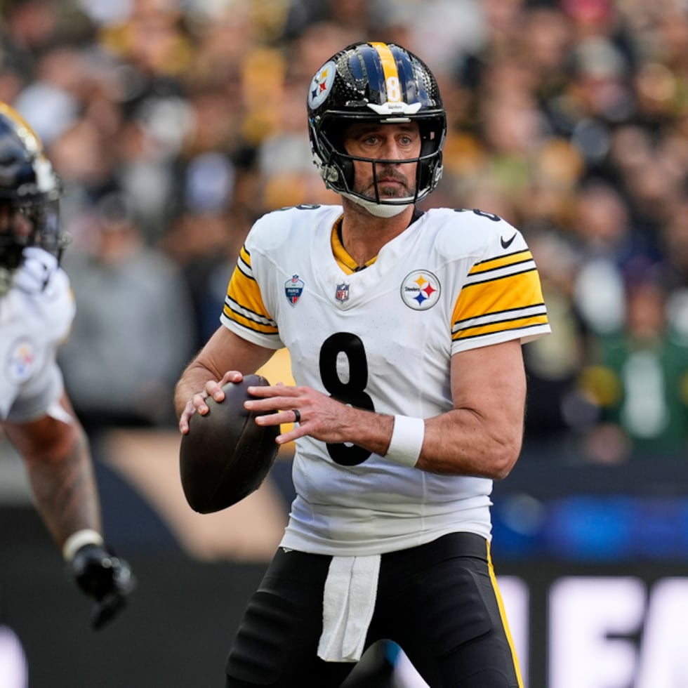 El quarterback de los Steelers de Pittsburgh Aaron Rodgers busca lanzar el balón en el encuentro de la NFL en París ante los Saints de Nueva Orleans.