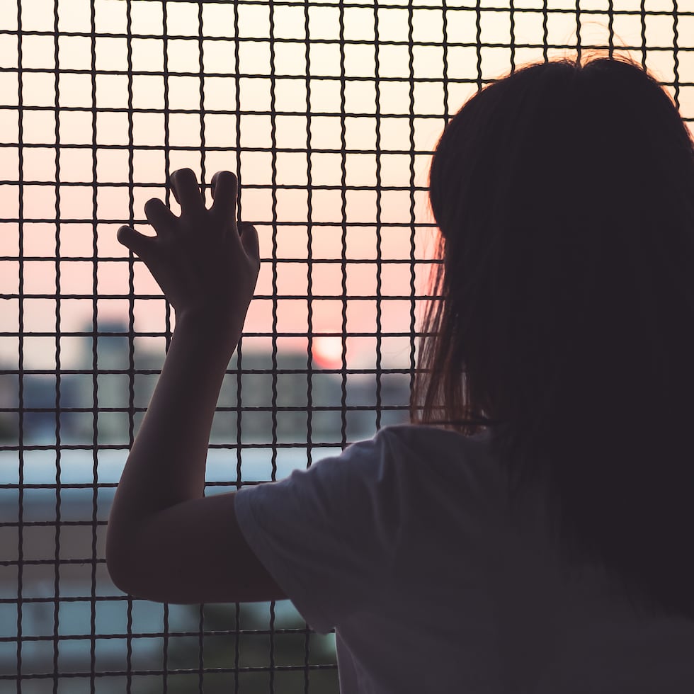 La trata humana es el término que se usa para la esclavitud moderna, que envuelve el reclutamiento ilegal, transporte y transferencia de personas para explotarlos y obtener un tipo de ganancia, entre otras manifestaciones.