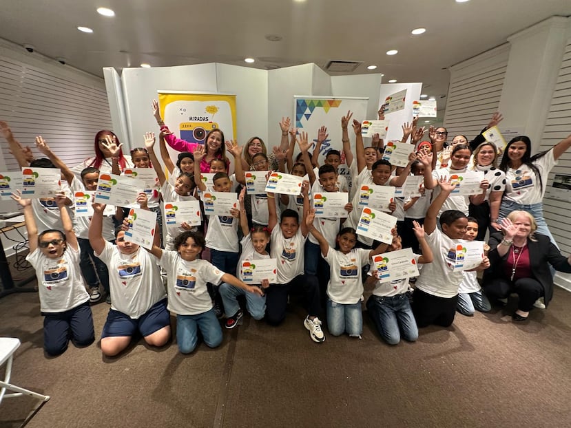 Estudiantes la Escuela Nemesio R. Canales, en San Juan, exhibieron sus fotos en el centro comercial Plaza Las Américas.