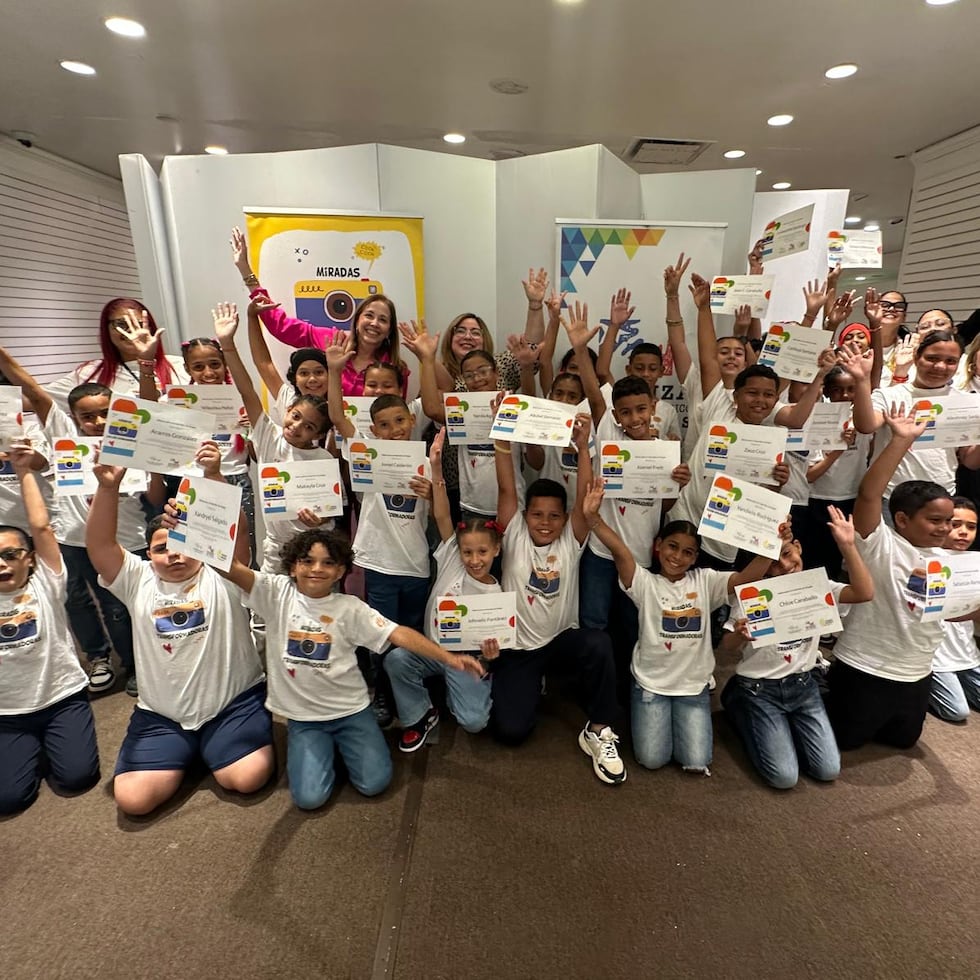 Estudiantes la escuela Nemesio R. Canales, en San Juan, exhibieron sus fotos en el centro comercial Plaza Las Américas.