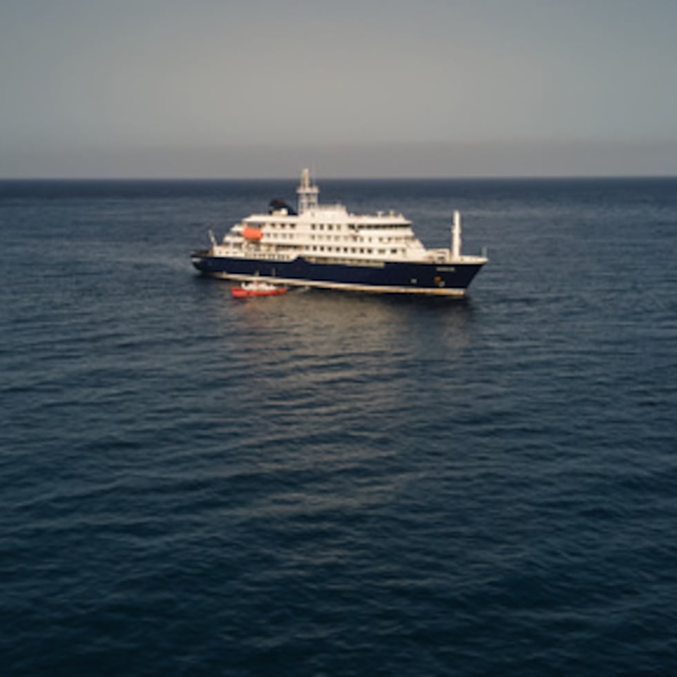 Una vista aérea del crucero MV Hondius fondeado en el Atlántico cerca de Cabo Verde, el martes 5 de mayo de 2026. (AP Foto/Arilson Almeida)