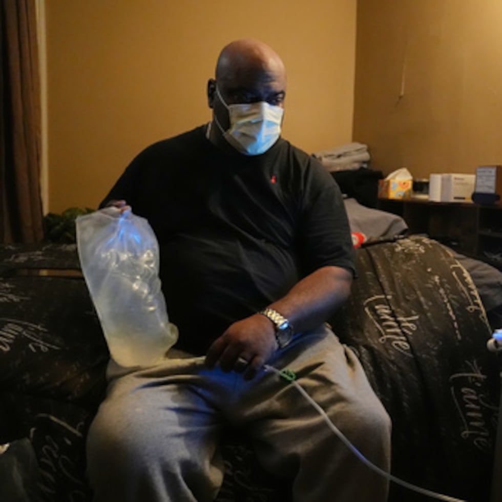 Ahmad Collins, trabajador del gobierno municipal y ex linebacker de Penn State, se prepara para su diálisis nocturna.