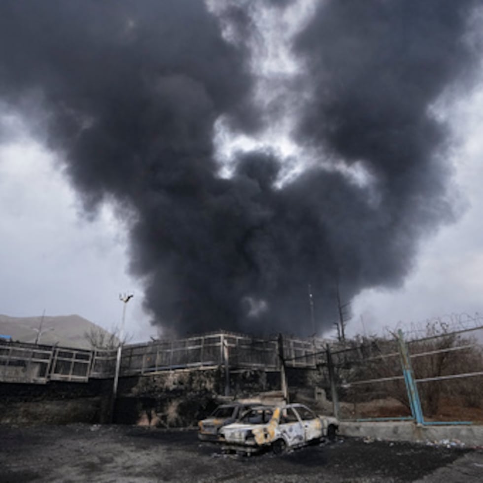 Una densa nube de humo sale de un almacén de combustible alcanzado por un ataque de Estados Unidos e Israel, en Teherán, Irán, el 8 de marzo de 2026. (AP Foto/Vahid Salemi, archivo)