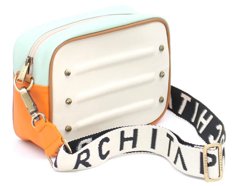 Cartera Parchita, modelo Bandolera Nuba.