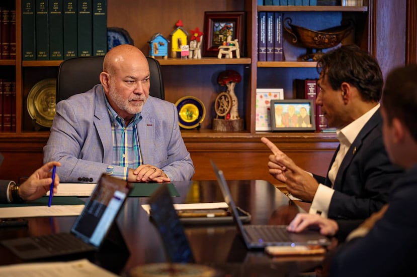 Como parte del proceso de evaluación del nuevo presupuesto consolidado del gobierno para el año fiscal 2026-2027, el presidente de la Cámara de Representante, Carlos "Johnny" Méndez, sostuvo una reunión con el director ejecutivo de la Junta, Robert Mujica.