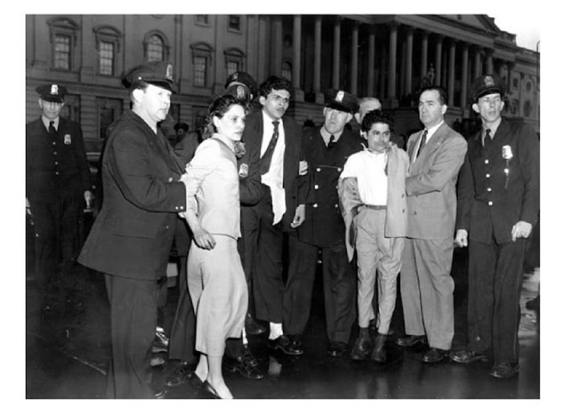 Rafael Cancel Miranda (tercero de izquierda a derecha) momentos antes de ser ingresado en una cárcel luego de disparar en el Congreso de Estados Unidos como acto de protesta. (Suministrada)