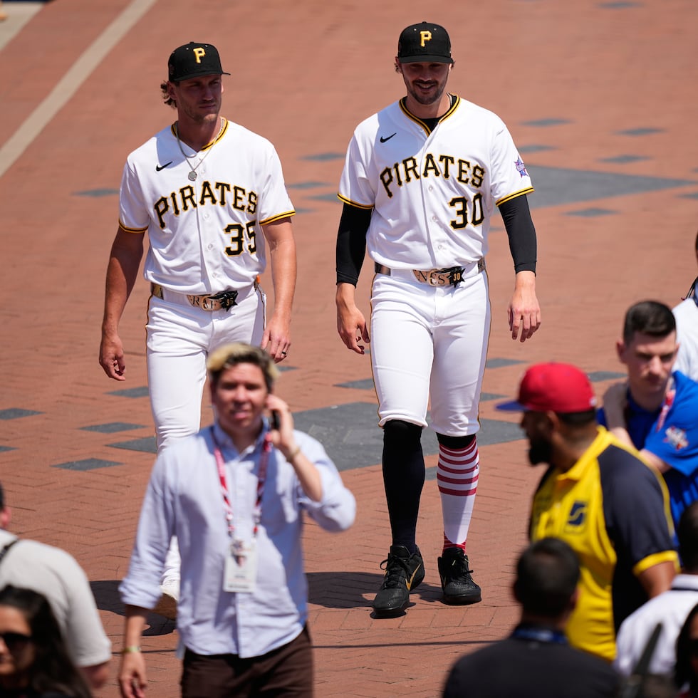 Braxton Ashcraft y Paul Skenes, de los Pirates de Pittsburgh, durante parte de las actividades previas al día del Juego de Estrellas de Grandes Ligas.