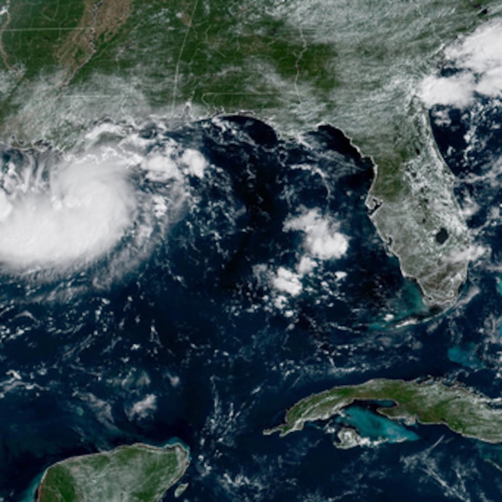 Esta imagen de satélite difundida por la NOAA muestra el ciclón tropical potencial número cinco formándose sobre el Golfo de México el lunes 31 de agosto de 2026.