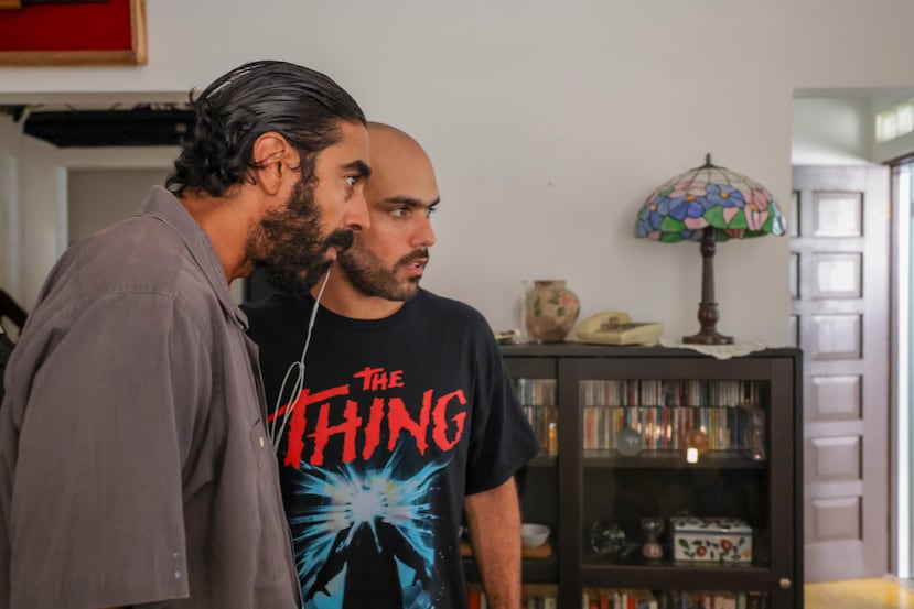 El actor Yussef Soto Villarini, a la izquierda, forma parte del elenco del cortometraje “Lo que quedó”, dirigido por Rolando Meléndez, a la derecha.