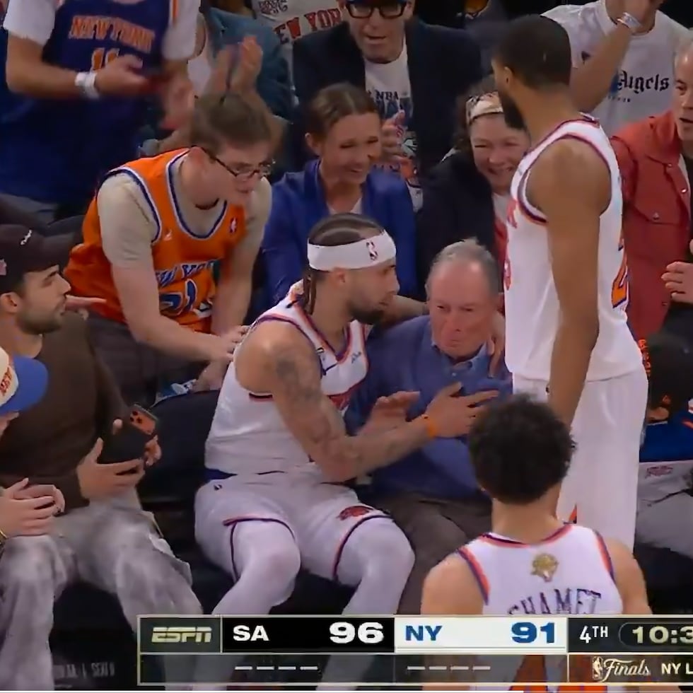 El armador boricua José Alvarado parece asegurarse de que Michael Bloomberg esté bien luego del choque accidental ocurrido en una jugada del tercer partido de las Finales de la NBA.