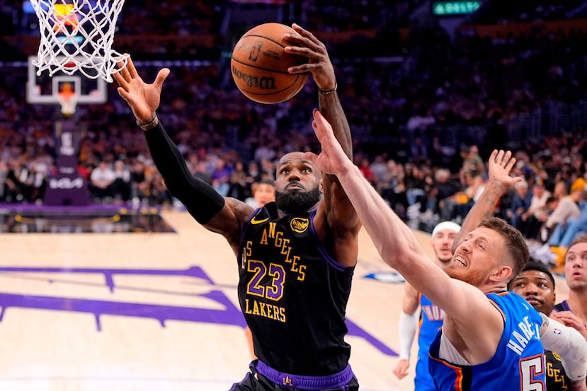 LeBron James atrapa un rebote frente a Isaiah Hartenstein.