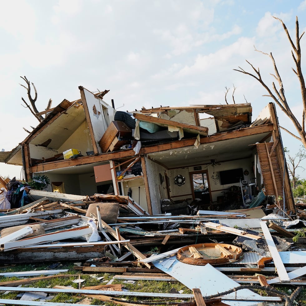 Un tornado que tocó tierra en el noreste de Wisconsin el 28 de julio de 2026 y que permaneció en tierra por más de 20 minutos dejó viviendas vaciadas por dentro, autos lanzados de un lado a otro y líneas eléctricas derribadas.