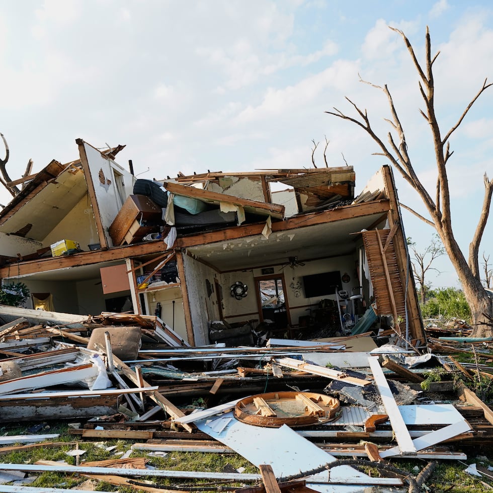 Un tornado que tocó tierra en el noreste de Wisconsin y permaneció en el suelo durante más de 20 minutos dejó viviendas vaciadas por dentro, autos lanzados de un lado a otro y líneas eléctricas derribadas.