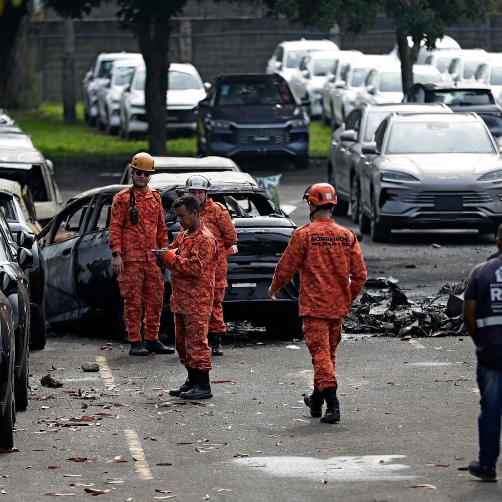 Una de las aeronaves se incendió tras caer dentro de un estacionamiento privado y el fuego destruyó a unos veinte automóviles eléctricos que se encontraban estacionados en el lugar