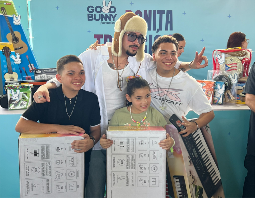 Bad Bunny Sorprende a su Comunidad con Regalos en Vega Baja