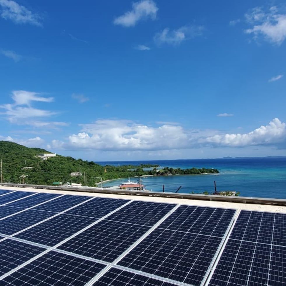 El juez federal Jay Gregory determinó que FEMA violó la ley de política pública ambiental, al excluir la energía renovable de iniciativas clave para la reconstrucción y modernización de la red eléctrica en Puerto Rico.