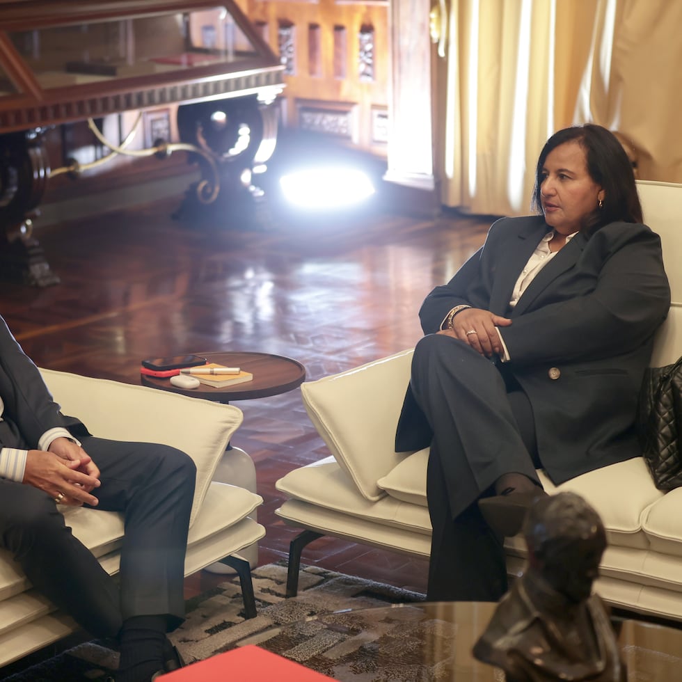 El presidente de la Asamblea Nacional, Jorge Rodríguez (i), hablando durante una reunión con la exdiputada Dinorah Figuera en Caracas (Venezuela).