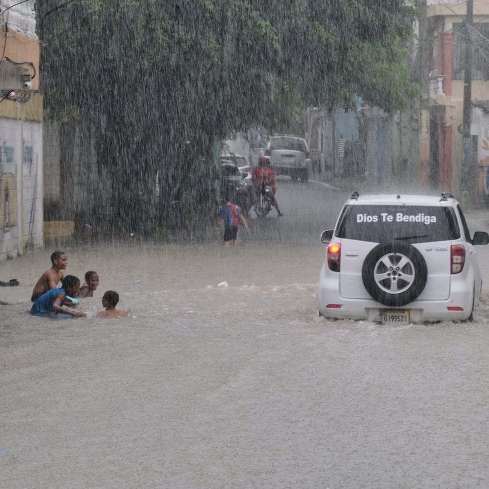 Un grupo de niños en una calle inundada en Santo Domingo, República Dominicana.