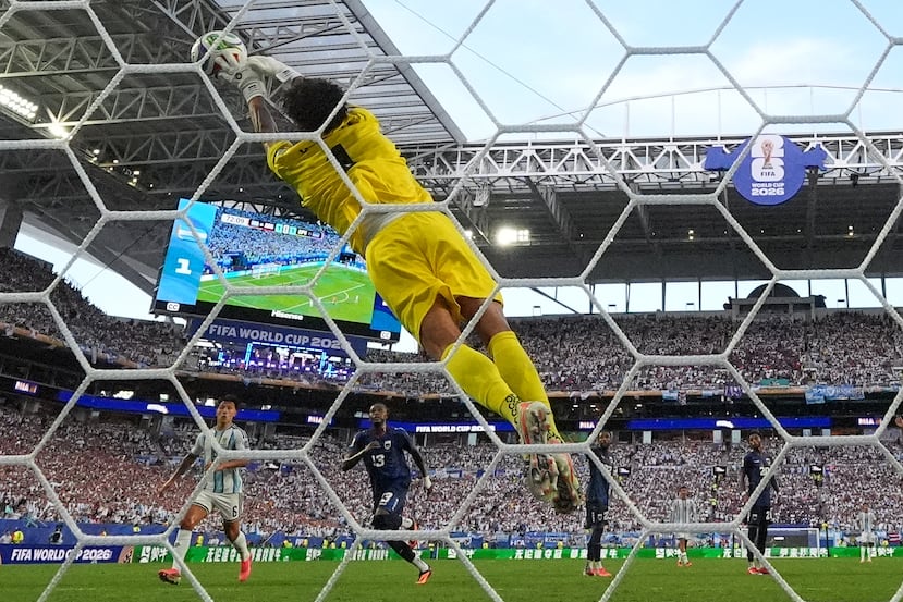 Uno de los intentos de gol de Messi que Vozinha le tapó al argentino.