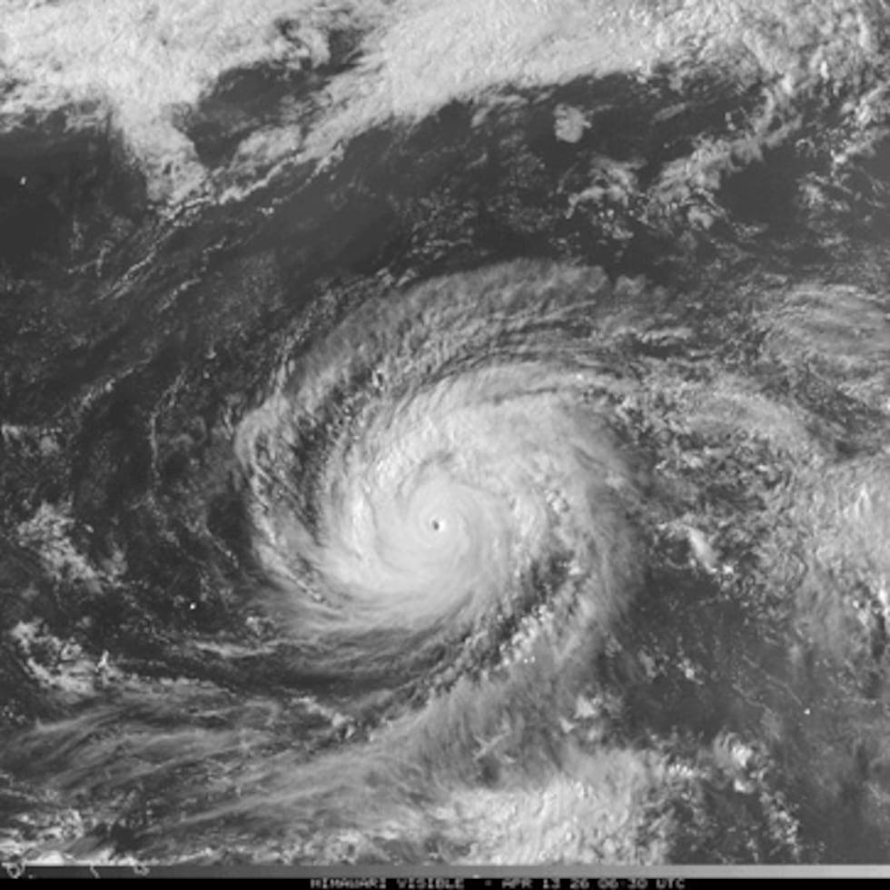 Guam, territorio estadounidense con instalaciones militares y unos 170,000 residentes, también podría sufrir vientos dañinos y está bajo aviso de tormenta tropical.