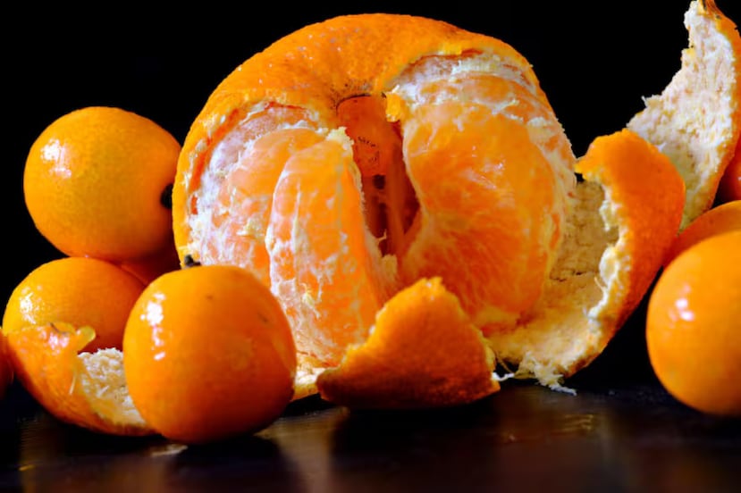 la mandarina ayuda en la digestión gracias a su contenido de fibra, especialmente presente en sus gajos y en la parte blanca que los recubre.