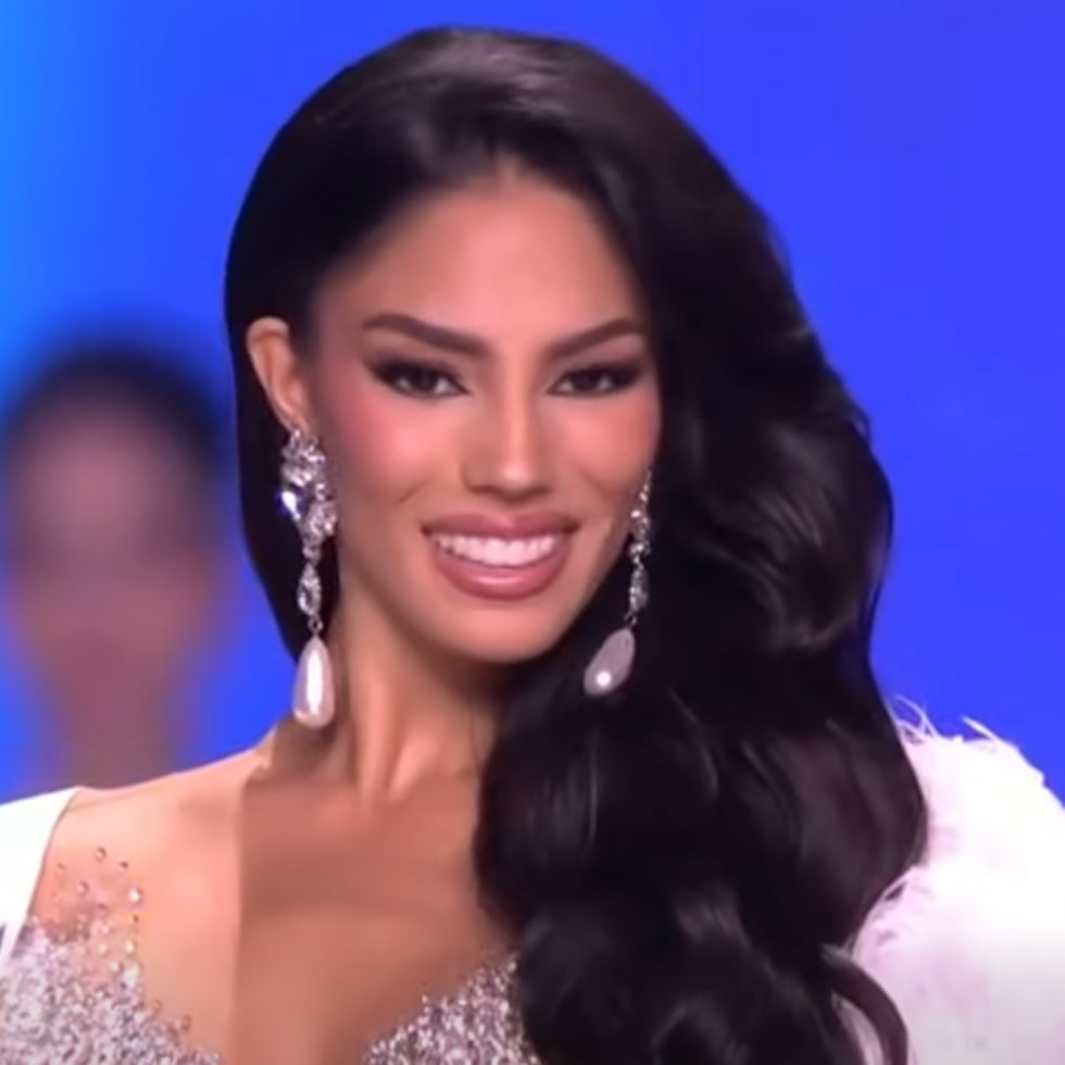 Zashely Alicea llevó al universo un vestido plateado con una capa color blanco, del diseñador Javier Moreno.