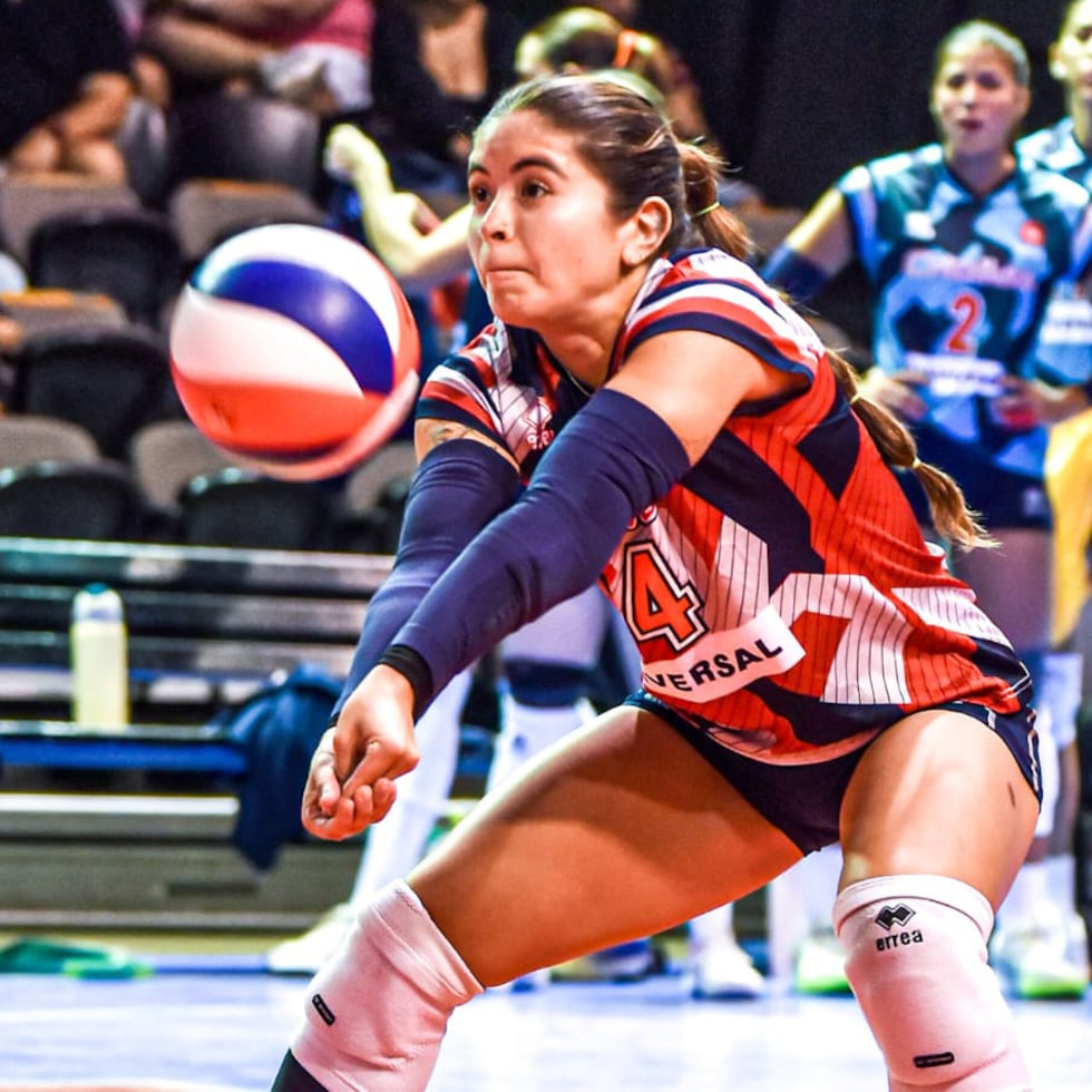 Jangeliz Ramirez, de Caguas, en la recepción del balón como parte de la acción del último juego de cuartos de final.