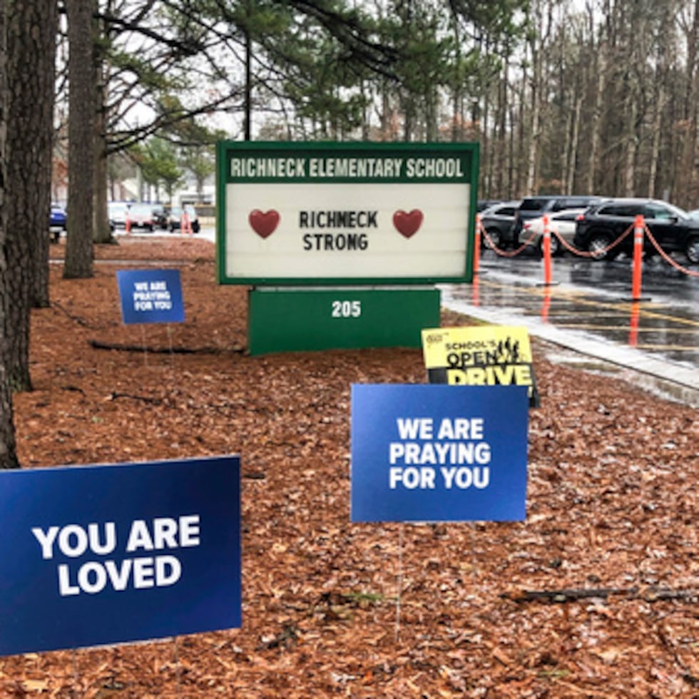 La demanda acusa a la exadministradora escolar Ebony Parker de no actuar después de que cuatro personas diferentes acudieron a ella con preocupaciones de que el estudiante trajera un arma a la escuela.