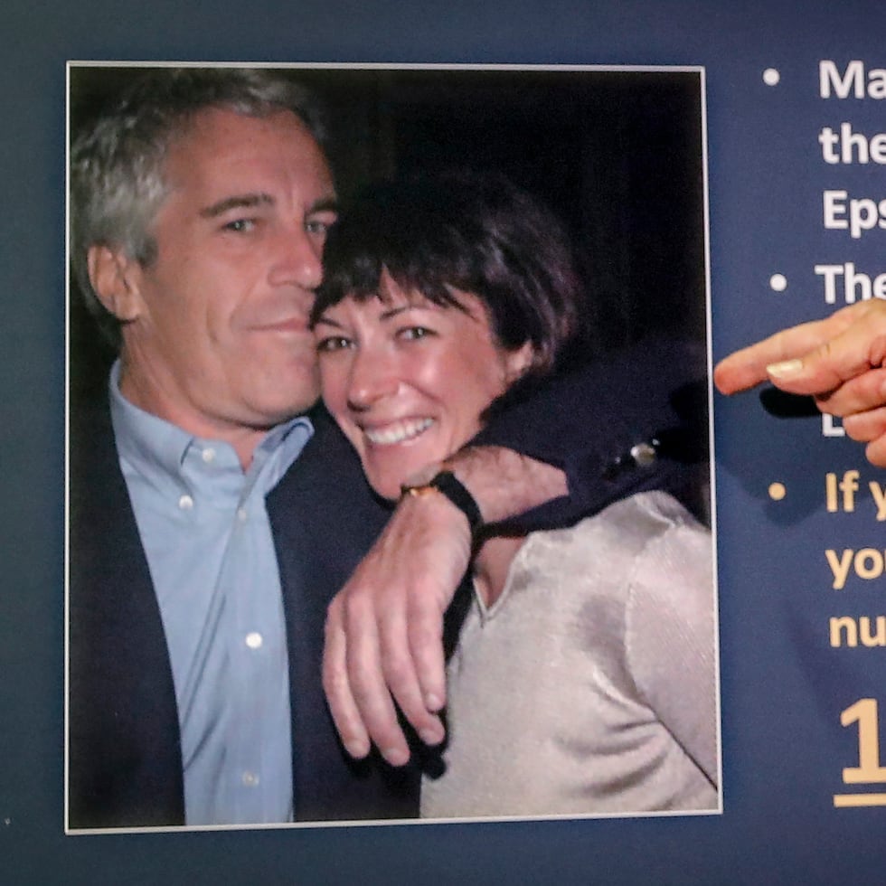 Audrey Strauss, entonces fiscal federal interina para el Distrito Sur de Nueva York, señala una fotografía de Jeffrey Epstein y Ghislaine Maxwell durante una conferencia.