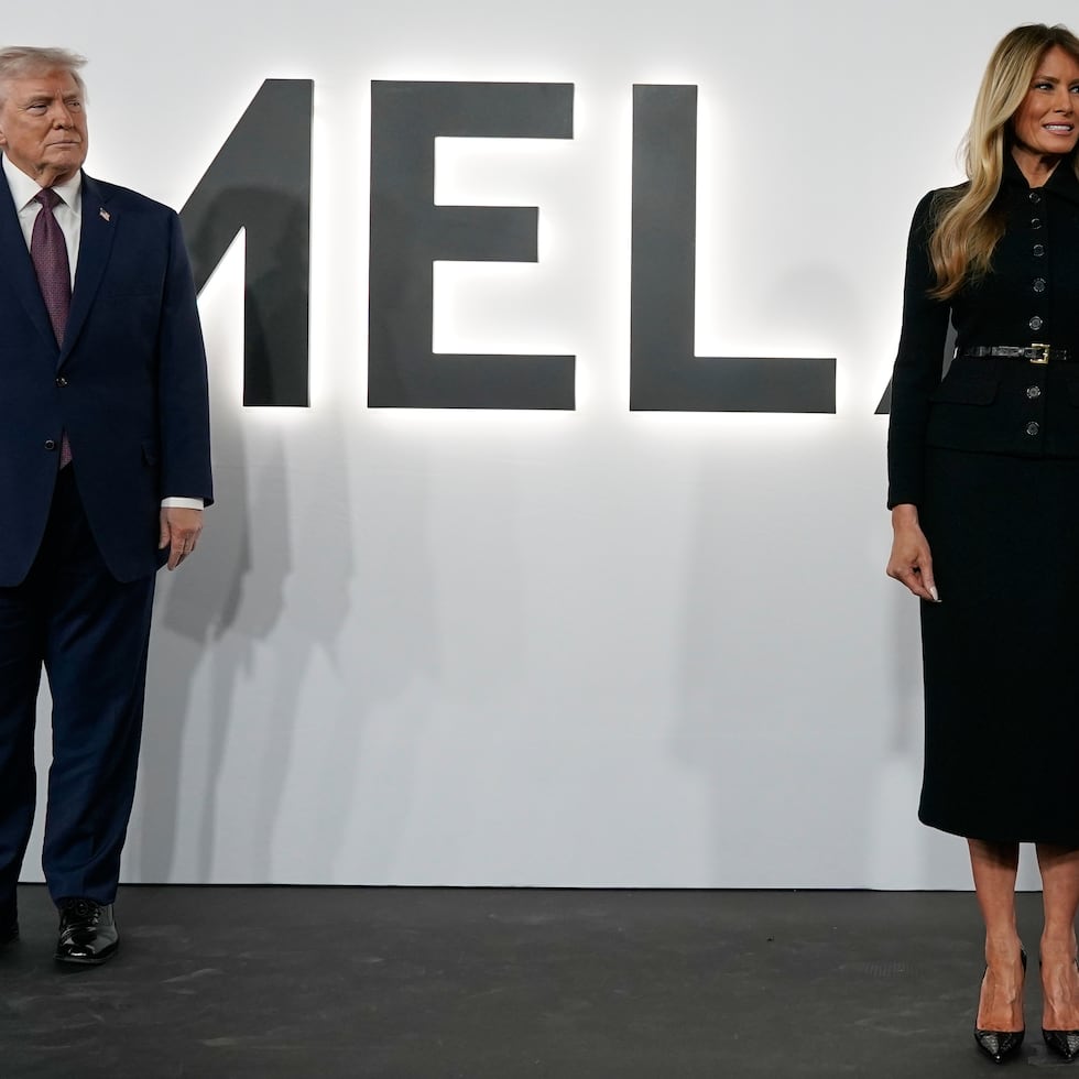 El presidente Donald Trump y la primera dama Melania Trump llegan al estreno de su película "Melania" en el Centro John F. Kennedy para las Artes Escénicas, el jueves 29 de enero de 2026, en Washington. (AP Foto/Jose Luis Magana)