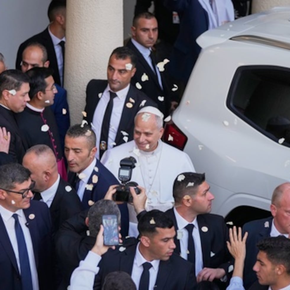 Pétalos de rosa son esparcidos al papa León XIV a su salida tras visitar el Hospital Psiquiátrico de la Cruz en la ciudad de Jal el-Dib, al norte de Beirut.