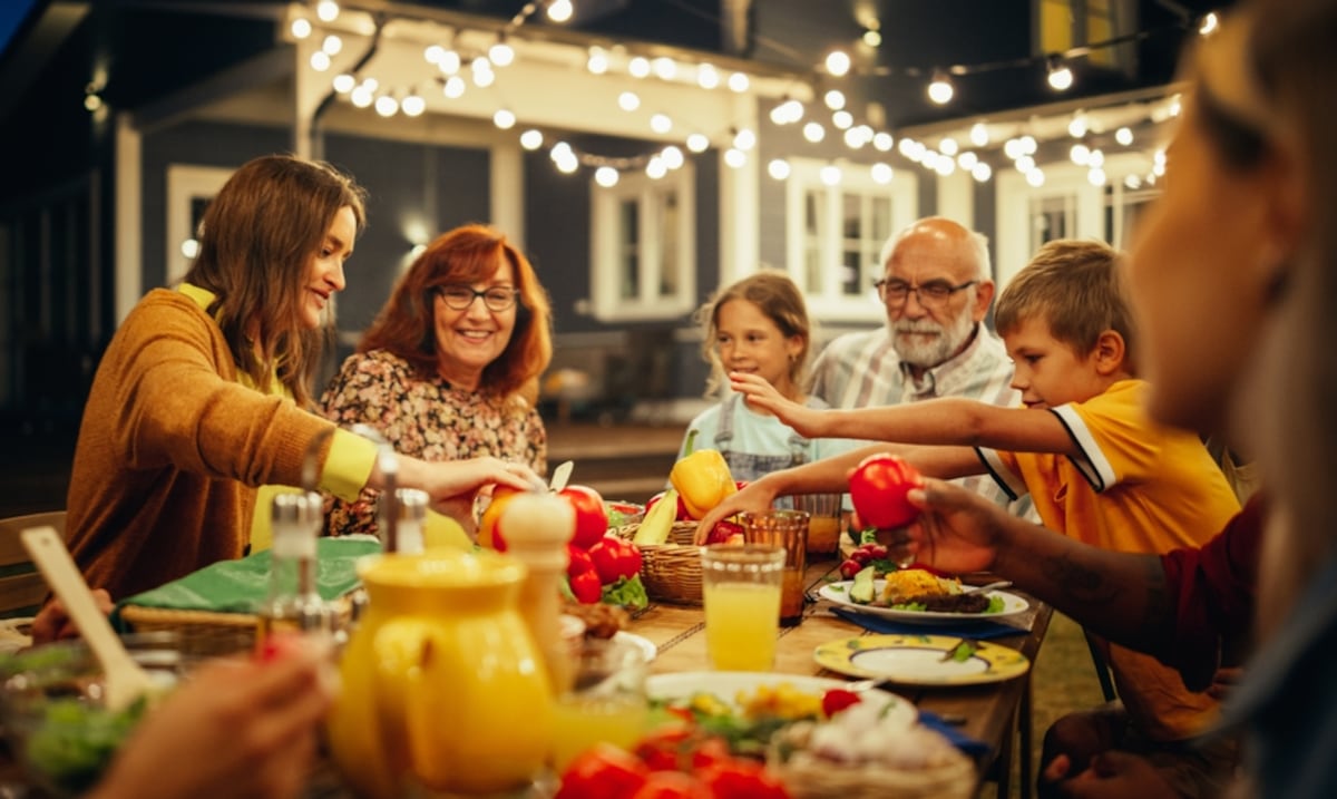 Comer en familia beneficia la salud física y emocional de niños y jóvenes