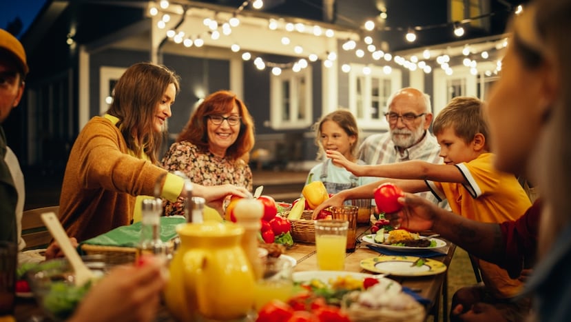 Una encuesta realizada en 2022 por la Asociación Americana del Corazón reveló que el 91% de los padres afirmaron que sus familias sufrían mucho menos estrés cuando comían juntas con regularidad.